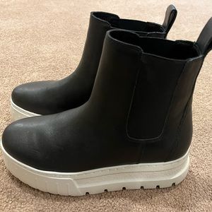 J Sldes leather boot